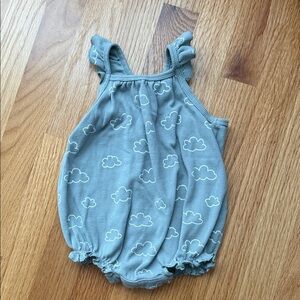 Adorable Cloud Print Ribbed Baby Romper